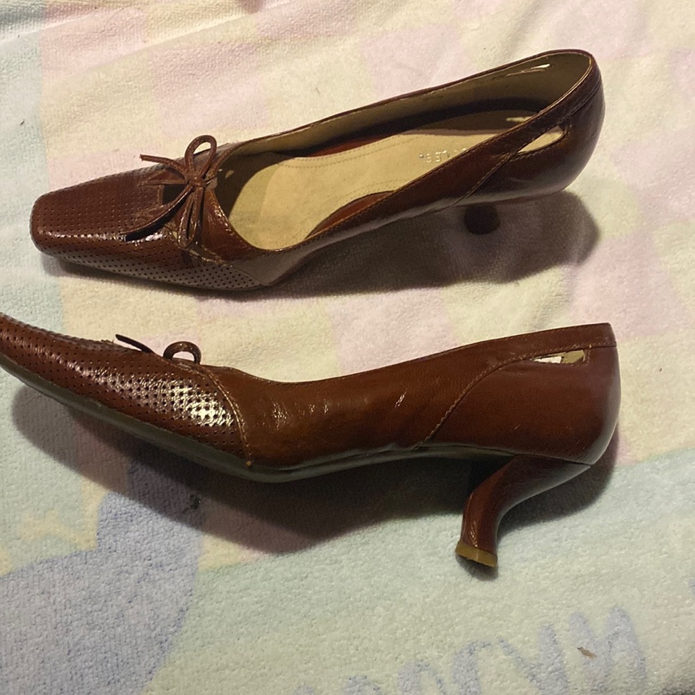 AEROSOLES Size 7 kitten heel pumps. Brown leather gently loved.